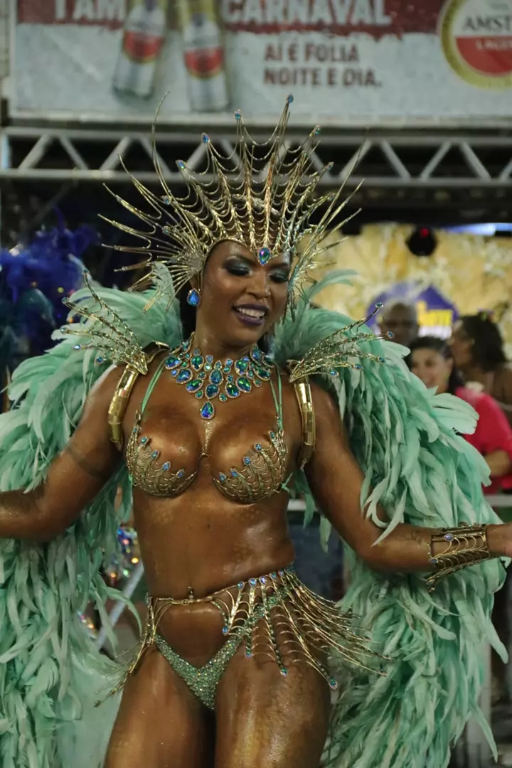 PAIXÃO DE CARNAVAL! RAINHA DE BATERIA DESFILA COM FEBRE E DORES E ENCANTA PÚBLICO NO CARNAVAL CAPIXABA